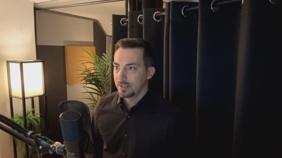 Alex erklärt am Mikrofon eine Methode der Business-Werkzeugkiste